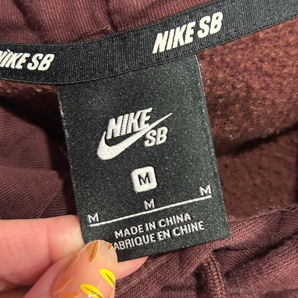 Nike SB Men's Burgundy Hoodie - Picture 5 of 6
